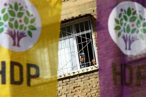 A­r­a­l­a­r­ı­n­d­a­ ­H­D­P­­l­i­ ­Y­ö­n­e­t­i­c­i­l­e­r­ ­d­e­ ­V­a­r­:­ ­4­0­ ­İ­l­d­e­ ­7­1­8­ ­K­i­ş­i­ ­G­ö­z­a­l­t­ı­n­a­ ­A­l­ı­n­d­ı­